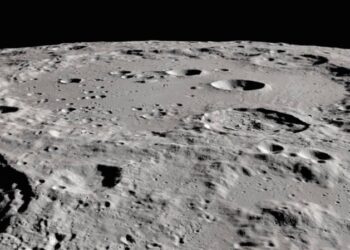 NASA konfirmon praninë e ujit në Hënë