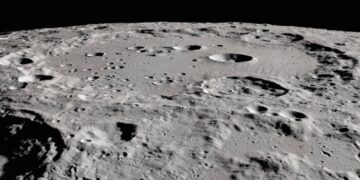 NASA konfirmon praninë e ujit në Hënë