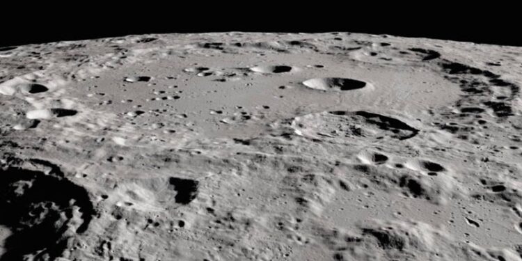 NASA konfirmon praninë e ujit në Hënë