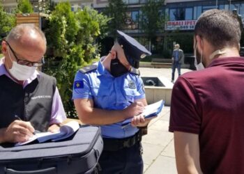 A duhet t’i vendosni maskat kur ecni vetë në rrugë? Sqarohet përfundimisht Ministria e Shëndetësisë