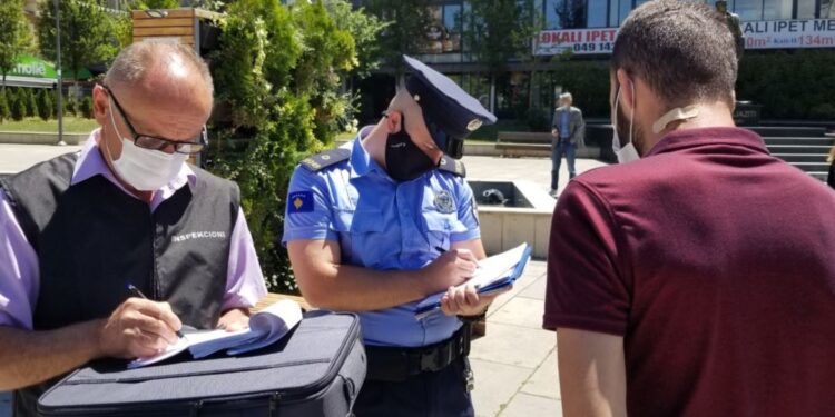 A duhet t’i vendosni maskat kur ecni vetë në rrugë? Sqarohet përfundimisht Ministria e Shëndetësisë