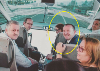 Kërkoi që qytetarët që nuk mbajnë maska në veturë me familjarë të dënohen, por Zemaj shfaqet pa maskë në autobusin plot qeveritarë
