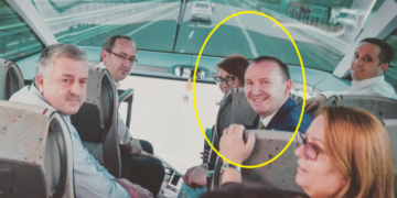 Kërkoi që qytetarët që nuk mbajnë maska në veturë me familjarë të dënohen, por Zemaj shfaqet pa maskë në autobusin plot qeveritarë