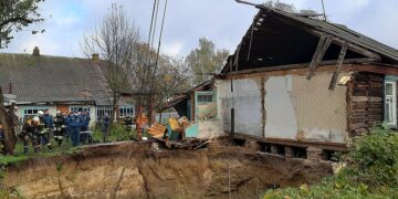 Shtëpinë e “lëshon toka” në Rusi!