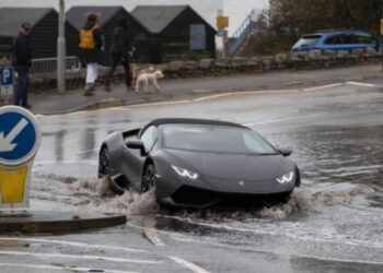 Reshje, dallgë dhe erëra të forta: Stuhia e fuqishme godet Britaninë e Madhe