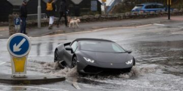 Reshje, dallgë dhe erëra të forta: Stuhia e fuqishme godet Britaninë e Madhe