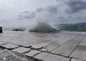 “Tërbohet” jugu në Dalmaci, shikoni si “lufton” trageti me erën!