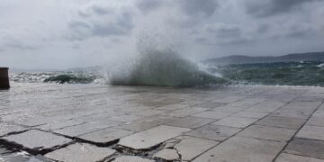 “Tërbohet” jugu në Dalmaci, shikoni si “lufton” trageti me erën!