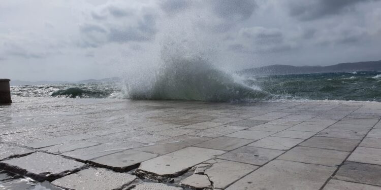 “Tërbohet” jugu në Dalmaci, shikoni si “lufton” trageti me erën!