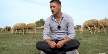 Mërgimtari që u kthye nga Italia në Kosovë për t’u bërë blegtor, thotë se fiton më shumë se në gurbet