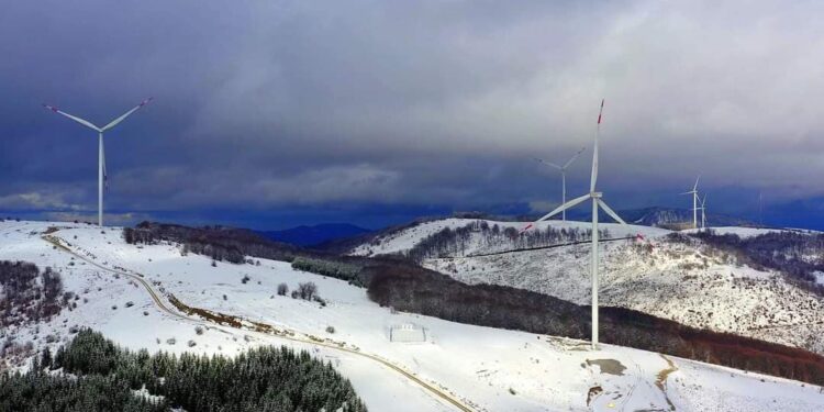 Pamje mahnitëse të vendeve malore në Kosovë që u mbuluan sot nga bora e parë