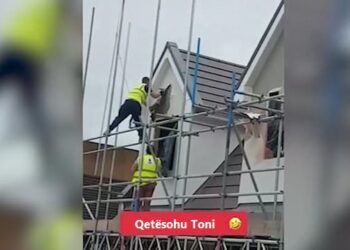 Shefi nuk ia dha rrogën, punëtori hip në skele dhe e prishë shtëpinë që e ndërtoi