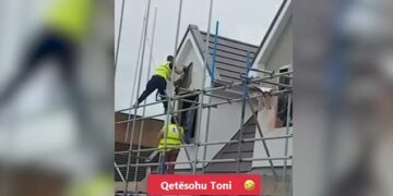 Shefi nuk ia dha rrogën, punëtori hip në skele dhe e prishë shtëpinë që e ndërtoi