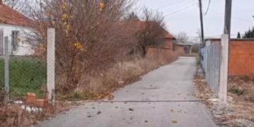 Komuna shtroi asfalt në pronë private, pronari nuk i lejon banorët e tjerë ta shfrytëzojnë