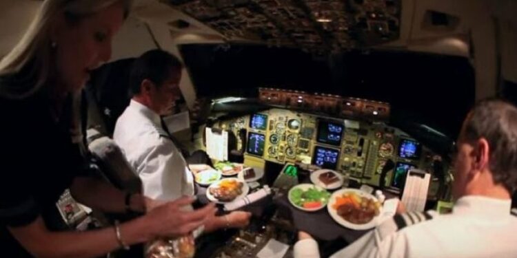 Përse piloti dhe kopiloti kurrë nuk hanë të njëjtin ushqim?