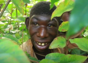 Mogli i jetës reale, djaloshi që jeton me kafshët e egra, ha bar dhe nuk flet