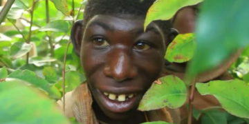 Mogli i jetës reale, djaloshi që jeton me kafshët e egra, ha bar dhe nuk flet