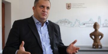 Shpend Ahmeti propozon që qytetarëve të infektuar të Prishtinës t’u jepen nga 50 euro