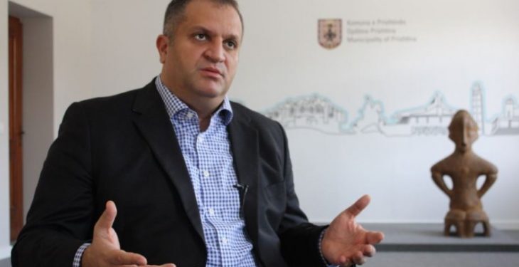 Shpend Ahmeti propozon që qytetarëve të infektuar të Prishtinës t’u jepen nga 50 euro