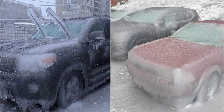 Ngrin qyteti, njerëzit me çekiç thyejnë akullin për të lëvizur me makina