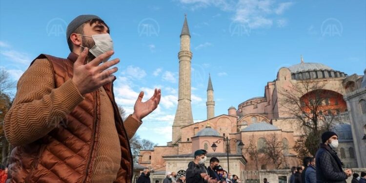 Turqit luten që të bjerë shi