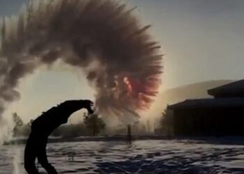 Ndër vendet më të ftohta në Tokë, aty ku ena e ujit të nxehtë që hidhet në ajër shndërrohet menjëherë në akull