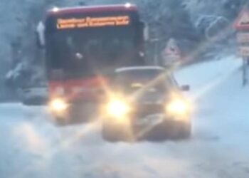Autobusi ngec në borën e madhe, Golf III  e nxjerr sikur të ishte nga “letra”