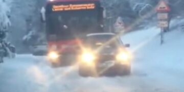 Autobusi ngec në borën e madhe, Golf III  e nxjerr sikur të ishte nga “letra”