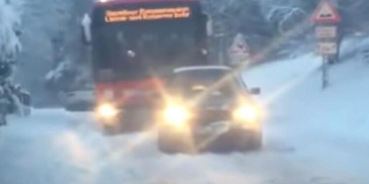 Autobusi ngec në borën e madhe, Golf III  e nxjerr sikur të ishte nga “letra”