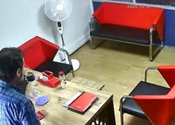 Derisa në zyrën e tij “shkundej” gjithçka nga tërmeti 6.6 ballë, burri turk vazhdonte ta pinte kafenë i qetë