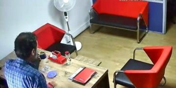 Derisa në zyrën e tij “shkundej” gjithçka nga tërmeti 6.6 ballë, burri turk vazhdonte ta pinte kafenë i qetë