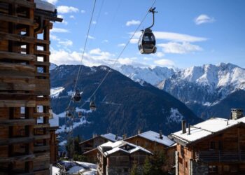 Zvicra vendosi karantinë, turistët britanikë “arratisen” nga resorti i skive!