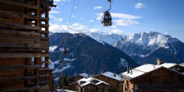 Zvicra vendosi karantinë, turistët britanikë “arratisen” nga resorti i skive!