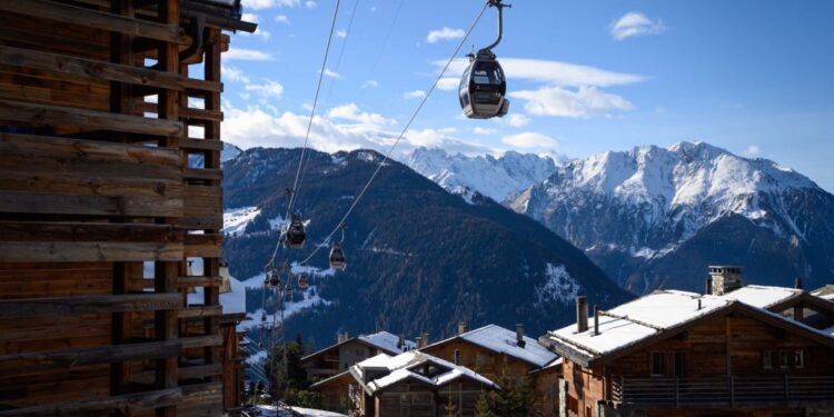 Zvicra vendosi karantinë, turistët britanikë “arratisen” nga resorti i skive!