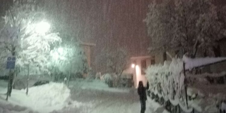 Reshjet e dendura të borës në Italinë veriore mbrëmë, pamje nga vendi i ngjarjes!