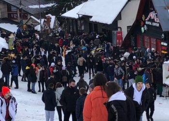 Turma të mëdha njerëzish mblidhen për vikend në Brezovicë, Policia shkon dhe i shpërndanë