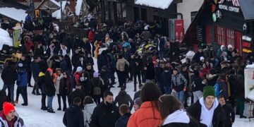 Turma të mëdha njerëzish mblidhen për vikend në Brezovicë, Policia shkon dhe i shpërndanë