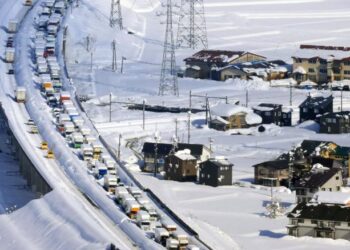 Më shumë se 1 mijë persona kanë ngecur në dëborë, e kanë kaluar natën në trafikun e madh si pasojë e stuhisë së dëborës