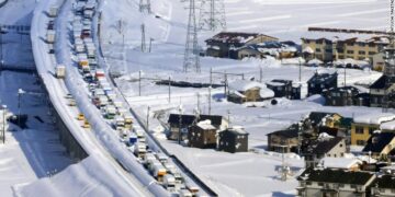 Më shumë se 1 mijë persona kanë ngecur në dëborë, e kanë kaluar natën në trafikun e madh si pasojë e stuhisë së dëborës
