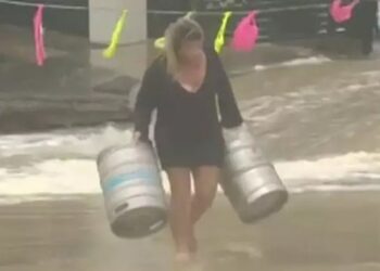 Gruaja rrezikon jetën, futet në mes të stuhisë për një arsye të çuditshme