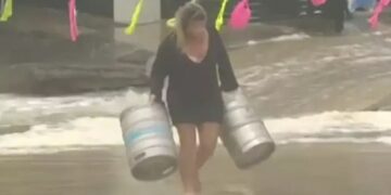 Gruaja rrezikon jetën, futet në mes të stuhisë për një arsye të çuditshme