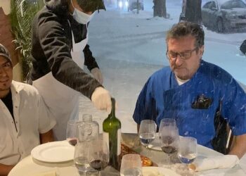 Guvernatori mbyll dyqanet dhe restorantet, stafi i restorantit darkon në mes të stuhisë së borës!