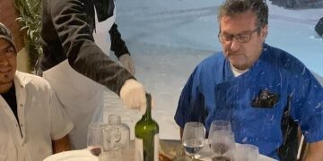 Guvernatori mbyll dyqanet dhe restorantet, stafi i restorantit darkon në mes të stuhisë së borës!