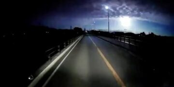 Video që tregojnë një zjarr gjigant në qiell gjatë natës