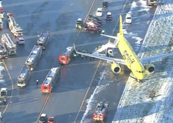 Stuhia e borës në Amerikë: Momenti kur aeroplani rrëshqet nga pista pas aterrimit në aeroport