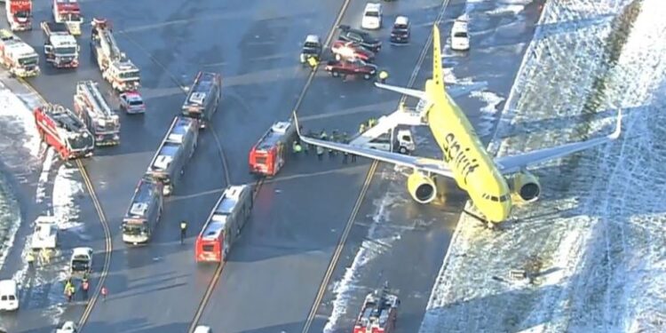 Stuhia e borës në Amerikë: Momenti kur aeroplani rrëshqet nga pista pas aterrimit në aeroport