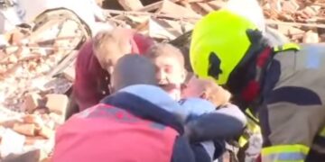 Momenti kur babë e bir nxirren të gjallë nga rrënojat e tërmetit