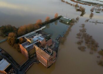 Përmbytje në Angli, banorët braktisin shtëpitë për Krishtlindje!