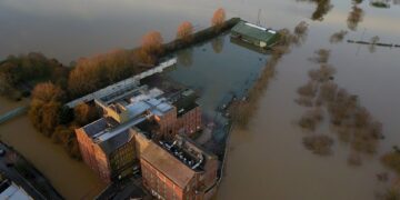 Përmbytje në Angli, banorët braktisin shtëpitë për Krishtlindje!