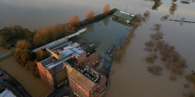 Përmbytje në Angli, banorët braktisin shtëpitë për Krishtlindje!